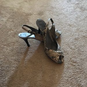 Size 7 1/2 adorable snakeskin pattern